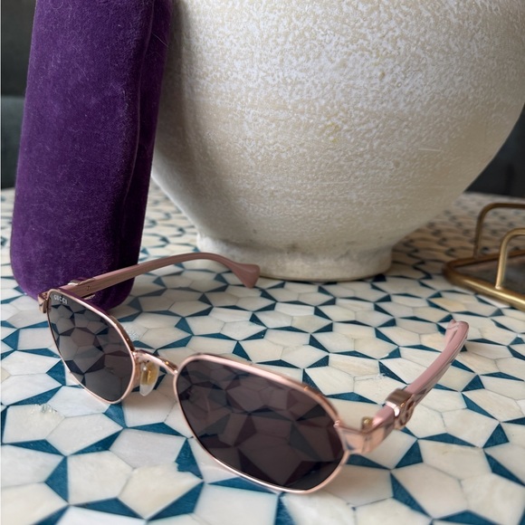 Gucci Women's Sunglasses Oval Frame in Light Gold - Picture 6 of 10